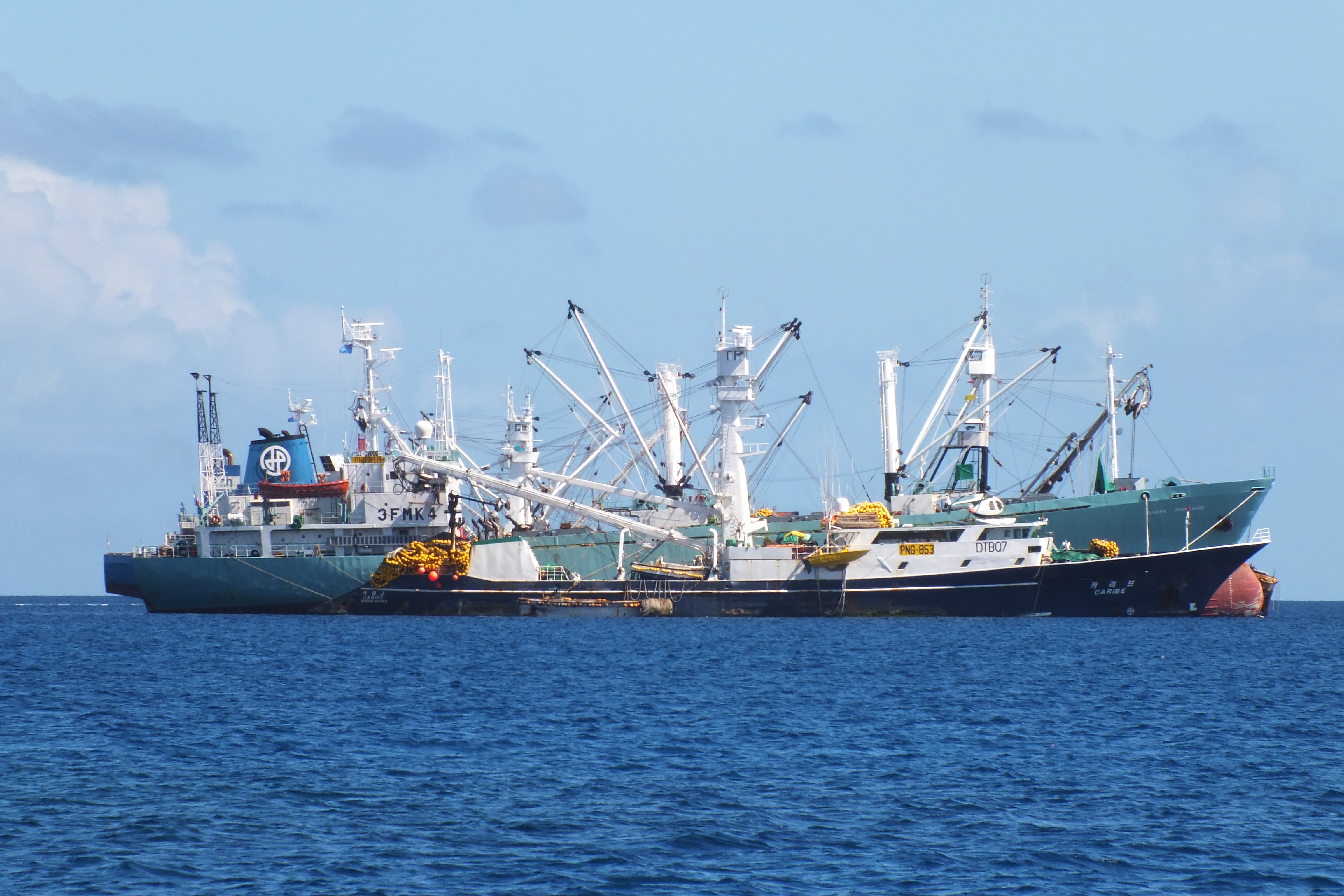 Tonnikalanpyynnin tukialus ja kalastusalukset Tuvalulla.